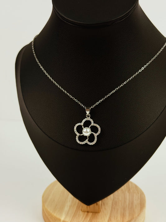Flower Pearl Necklace